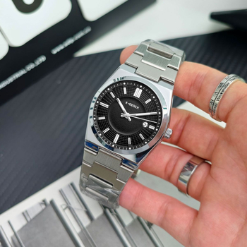 Vīriešu kvarca pulkstenis ar luminējošu kalendāru, nerūsējošā tērauda korpuss un siksna, ūdensizturība līdz 10 m