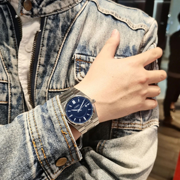 Vīriešu kvarca pulkstenis ar luminējošu kalendāru, nerūsējošā tērauda korpuss un siksna, ūdensizturība līdz 10 m