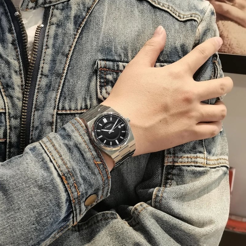 Vīriešu kvarca pulkstenis ar luminējošu kalendāru, nerūsējošā tērauda korpuss un siksna, ūdensizturība līdz 10 m