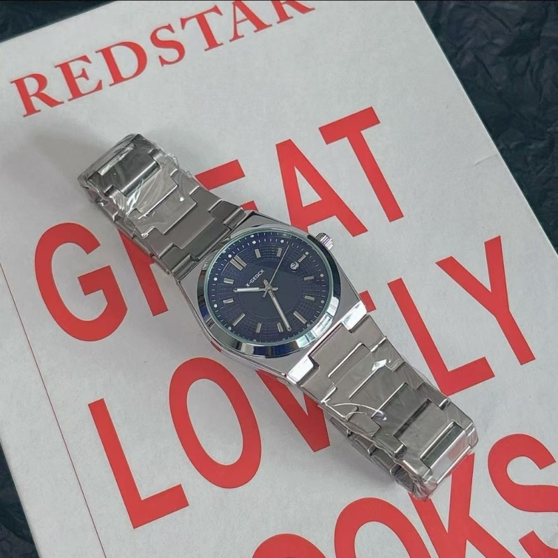 Vīriešu kvarca pulkstenis ar luminējošu kalendāru, nerūsējošā tērauda korpuss un siksna, ūdensizturība līdz 10 m