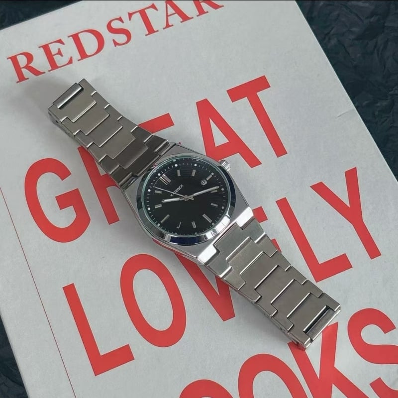 Vīriešu kvarca pulkstenis ar luminējošu kalendāru, nerūsējošā tērauda korpuss un siksna, ūdensizturība līdz 10 m