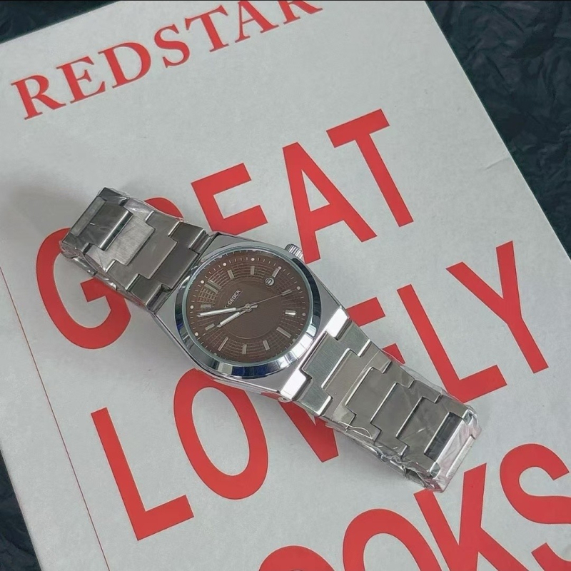 Vīriešu kvarca pulkstenis ar luminējošu kalendāru, nerūsējošā tērauda korpuss un siksna, ūdensizturība līdz 10 m