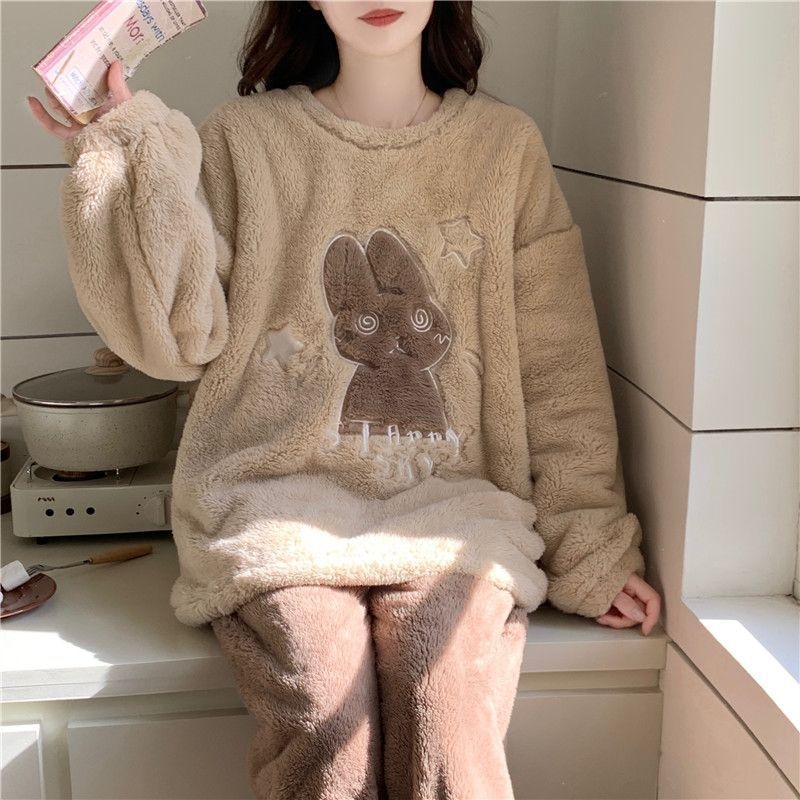 Meitenēm paredzēts pidžamu komplekts, pusvelūrs, biezs un silts, apaļš kakla izgriezums, garas piedurknes, mīļš karikatūru stila mājas apģērbs ziemai