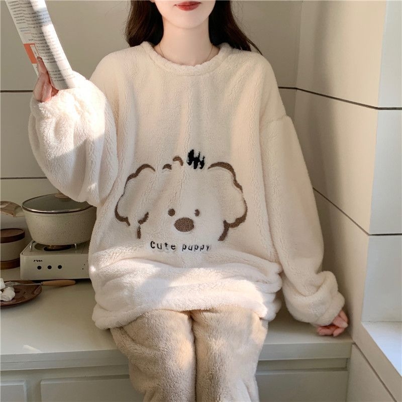 Meitenēm paredzēts pidžamu komplekts, pusvelūrs, biezs un silts, apaļš kakla izgriezums, garas piedurknes, mīļš karikatūru stila mājas apģērbs ziemai