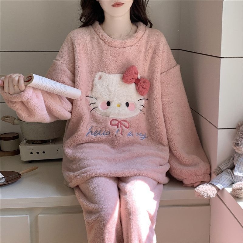 Meitenēm paredzēts pidžamu komplekts, pusvelūrs, biezs un silts, apaļš kakla izgriezums, garas piedurknes, mīļš karikatūru stila mājas apģērbs ziemai