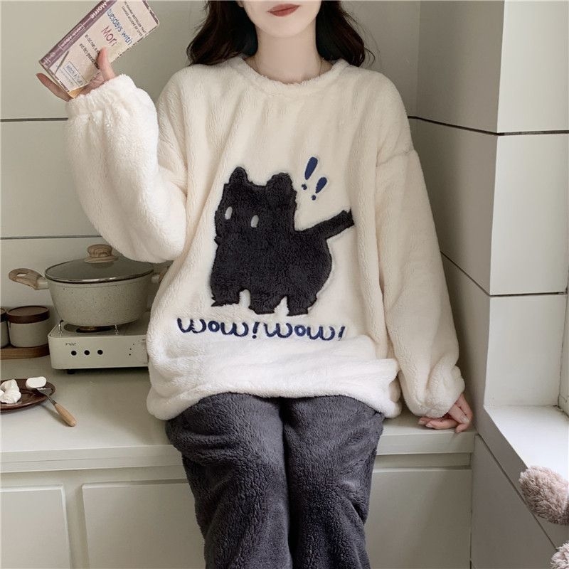 Meitenēm paredzēts pidžamu komplekts, pusvelūrs, biezs un silts, apaļš kakla izgriezums, garas piedurknes, mīļš karikatūru stila mājas apģērbs ziemai