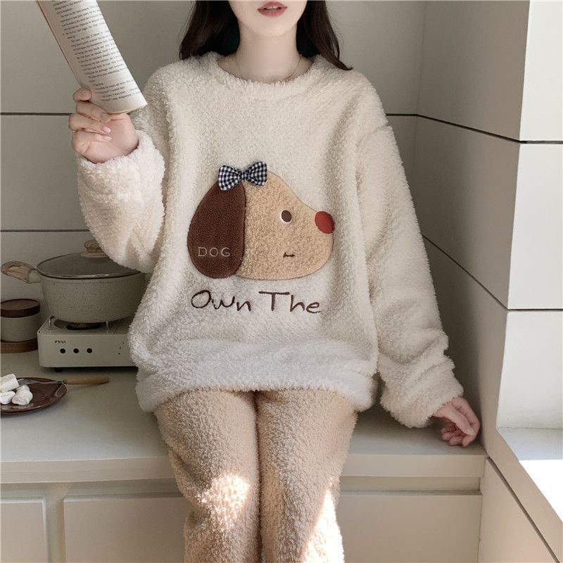 Meitenēm paredzēts pidžamu komplekts, pusvelūrs, biezs un silts, apaļš kakla izgriezums, garas piedurknes, mīļš karikatūru stila mājas apģērbs ziemai