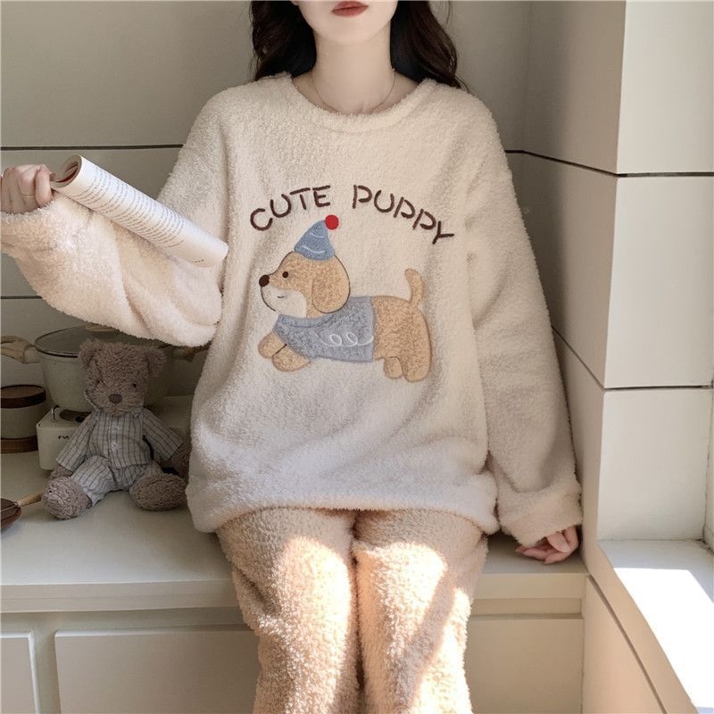 Meitenēm paredzēts pidžamu komplekts, pusvelūrs, biezs un silts, apaļš kakla izgriezums, garas piedurknes, mīļš karikatūru stila mājas apģērbs ziemai