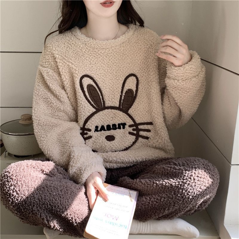 Meitenēm paredzēts pidžamu komplekts, pusvelūrs, biezs un silts, apaļš kakla izgriezums, garas piedurknes, mīļš karikatūru stila mājas apģērbs ziemai