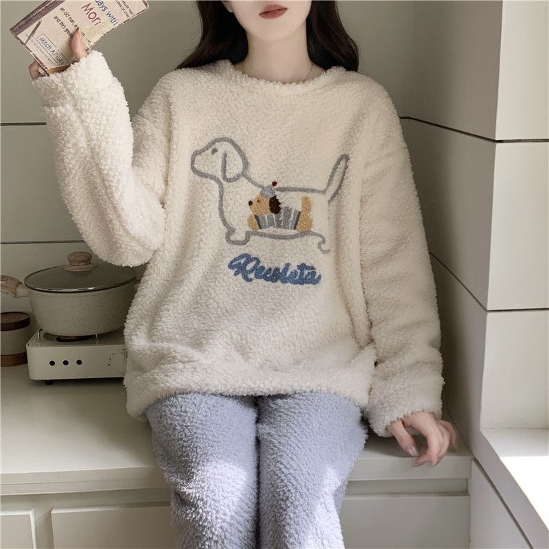 Meitenēm paredzēts pidžamu komplekts, pusvelūrs, biezs un silts, apaļš kakla izgriezums, garas piedurknes, mīļš karikatūru stila mājas apģērbs ziemai