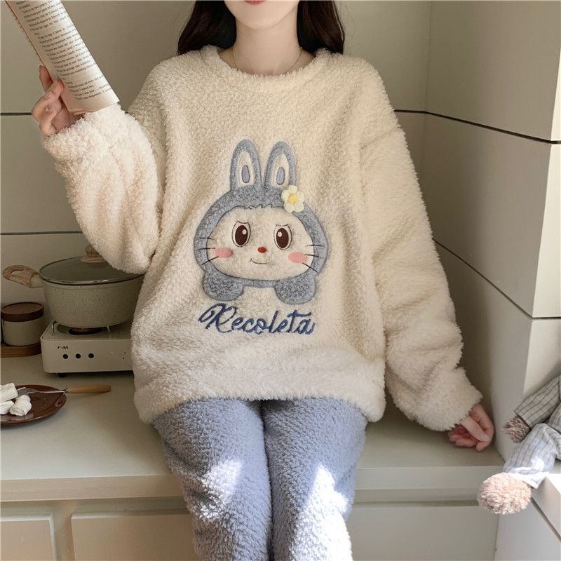 Meitenēm paredzēts pidžamu komplekts, pusvelūrs, biezs un silts, apaļš kakla izgriezums, garas piedurknes, mīļš karikatūru stila mājas apģērbs ziemai