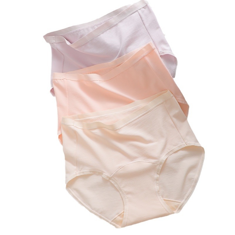 Дамски памучни бикини с средна талия — дишащи и антибактериални, плетена материя, основен състав 90–95% памук, подплата в чатала от памук