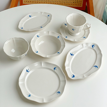 Πιάτο επιδορπίου από πορσελάνη, υπό γλάρωση χρωμάτων, χειροποίητο ζωγραφισμένο, ακανόνιστο σχήμα, κατάλληλο για φούρνο μικροκυμάτων