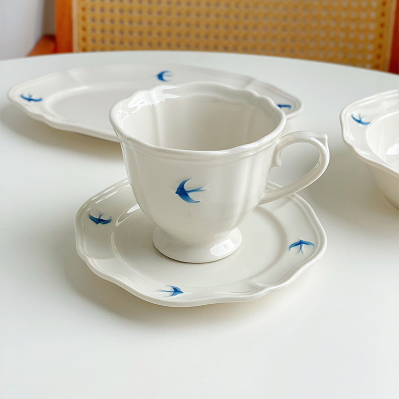 Πιάτο επιδορπίου από πορσελάνη, υπό γλάρωση χρωμάτων, χειροποίητο ζωγραφισμένο, ακανόνιστο σχήμα, κατάλληλο για φούρνο μικροκυμάτων