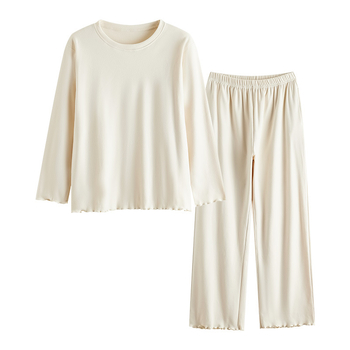 Sieviešu pidžāmas komplekts rudens–ziemas sezonai ar fleece oderi, bieza auduma, apaļš kakls, garas piedurknes; var valkāt ārpus mājas.