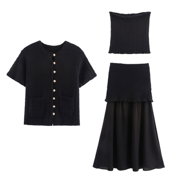 Moterų sijoninis kostiumas su sluoksniuotos dekoratyvinės megztos striukės ir be rankovių viršutine dalimi, aukšta juosmens, vidutinio ilgio sijonas, poliesteris 70–80%