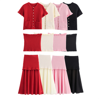 Moterų sijoninis kostiumas su sluoksniuotos dekoratyvinės megztos striukės ir be rankovių viršutine dalimi, aukšta juosmens, vidutinio ilgio sijonas, poliesteris 70–80%