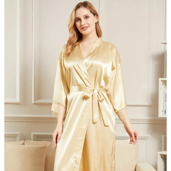 Sieviešu garais halāts ar mežģīnēm no imitācijas zīda; poliesters 90–95%; ultra plāns 81–100 g/m2; V kakla izgriezums; 7/8 piedurknēm