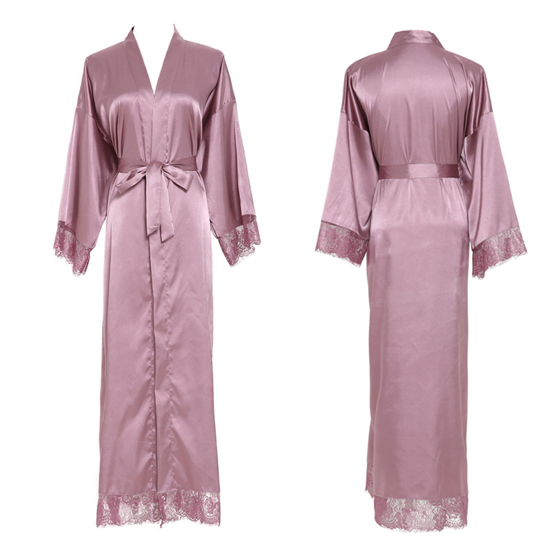 Sieviešu garais halāts ar mežģīnēm no imitācijas zīda; poliesters 90–95%; ultra plāns 81–100 g/m2; V kakla izgriezums; 7/8 piedurknēm