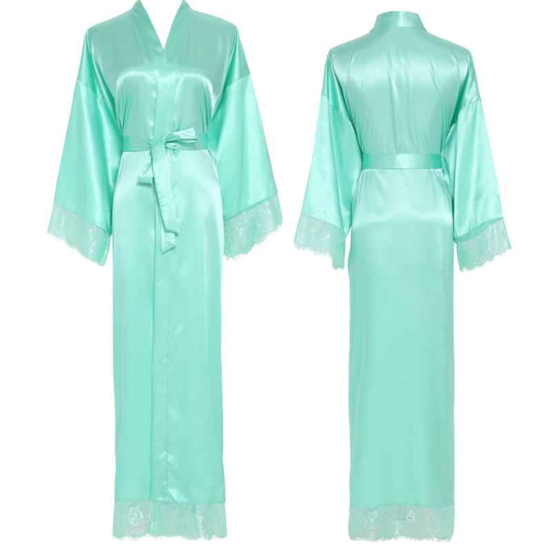 Sieviešu garais halāts ar mežģīnēm no imitācijas zīda; poliesters 90–95%; ultra plāns 81–100 g/m2; V kakla izgriezums; 7/8 piedurknēm