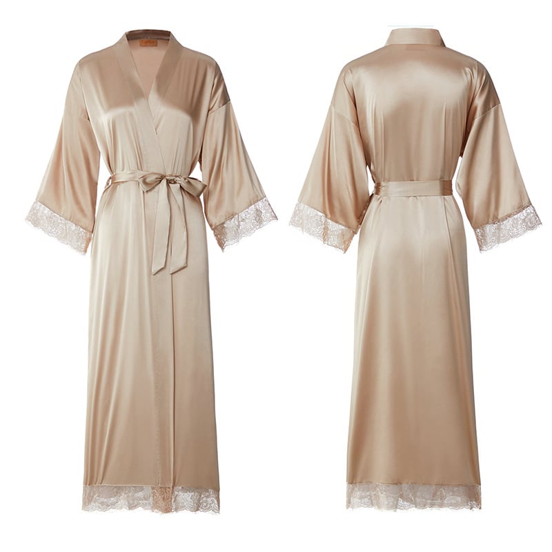 Sieviešu garais halāts ar mežģīnēm no imitācijas zīda; poliesters 90–95%; ultra plāns 81–100 g/m2; V kakla izgriezums; 7/8 piedurknēm