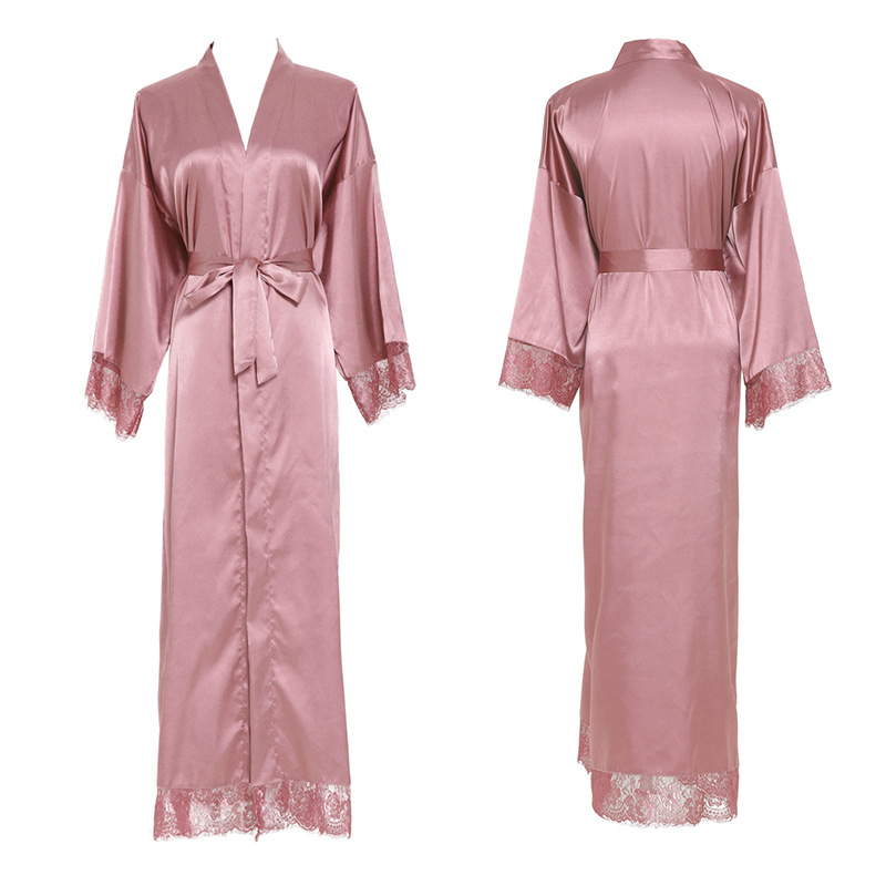 Sieviešu garais halāts ar mežģīnēm no imitācijas zīda; poliesters 90–95%; ultra plāns 81–100 g/m2; V kakla izgriezums; 7/8 piedurknēm