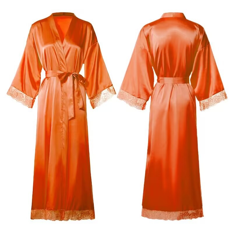 Sieviešu garais halāts ar mežģīnēm no imitācijas zīda; poliesters 90–95%; ultra plāns 81–100 g/m2; V kakla izgriezums; 7/8 piedurknēm