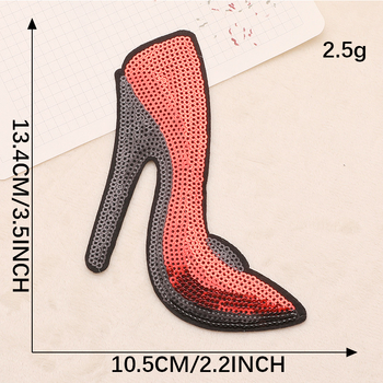 2 tk litritega tikitud embleeme kõrgetele kontsadele, huulepulkadele, kottidele ja aksessuaaridele; piiriülene tarne; arvutiga tikitud sildid; tikitud riidest embleeme