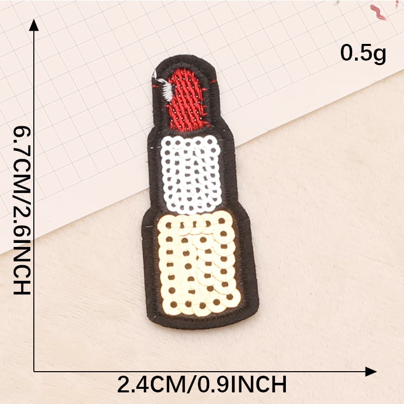 2 tk litritega tikitud embleeme kõrgetele kontsadele, huulepulkadele, kottidele ja aksessuaaridele; piiriülene tarne; arvutiga tikitud sildid; tikitud riidest embleeme