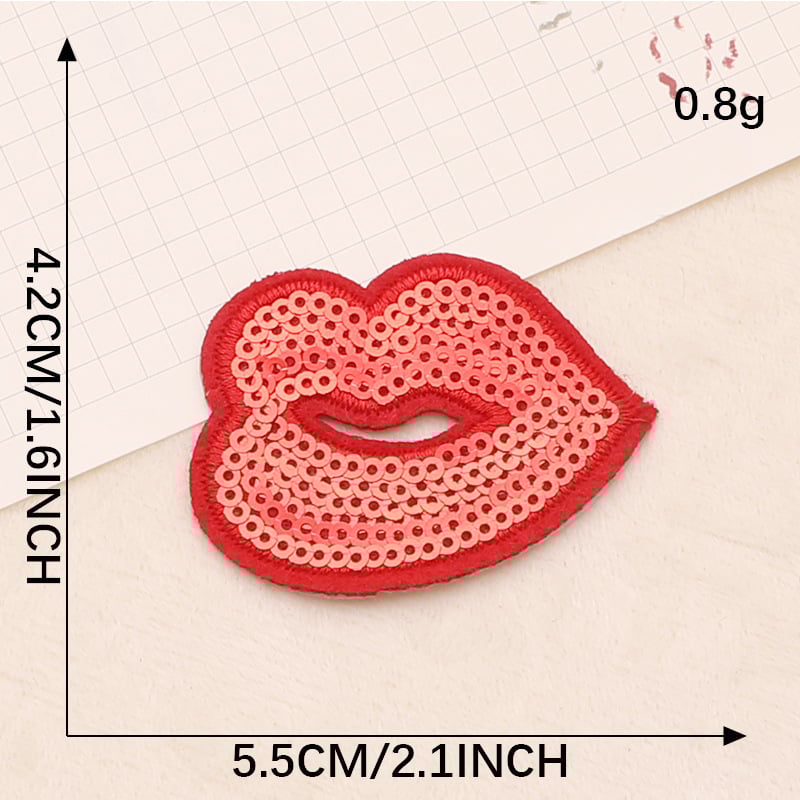 2 tk litritega tikitud embleeme kõrgetele kontsadele, huulepulkadele, kottidele ja aksessuaaridele; piiriülene tarne; arvutiga tikitud sildid; tikitud riidest embleeme