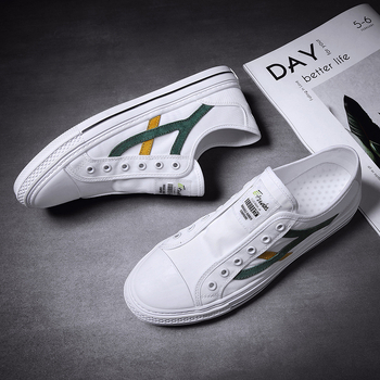 Muške slip-on tenisice s prugastim gornjim dijelom, platneni gornji dio, zaobljeni vrh, niska peta 1–3 cm, gumena potplata, prozračnost