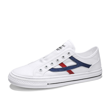 Muške slip-on tenisice s prugastim gornjim dijelom, platneni gornji dio, zaobljeni vrh, niska peta 1–3 cm, gumena potplata, prozračnost