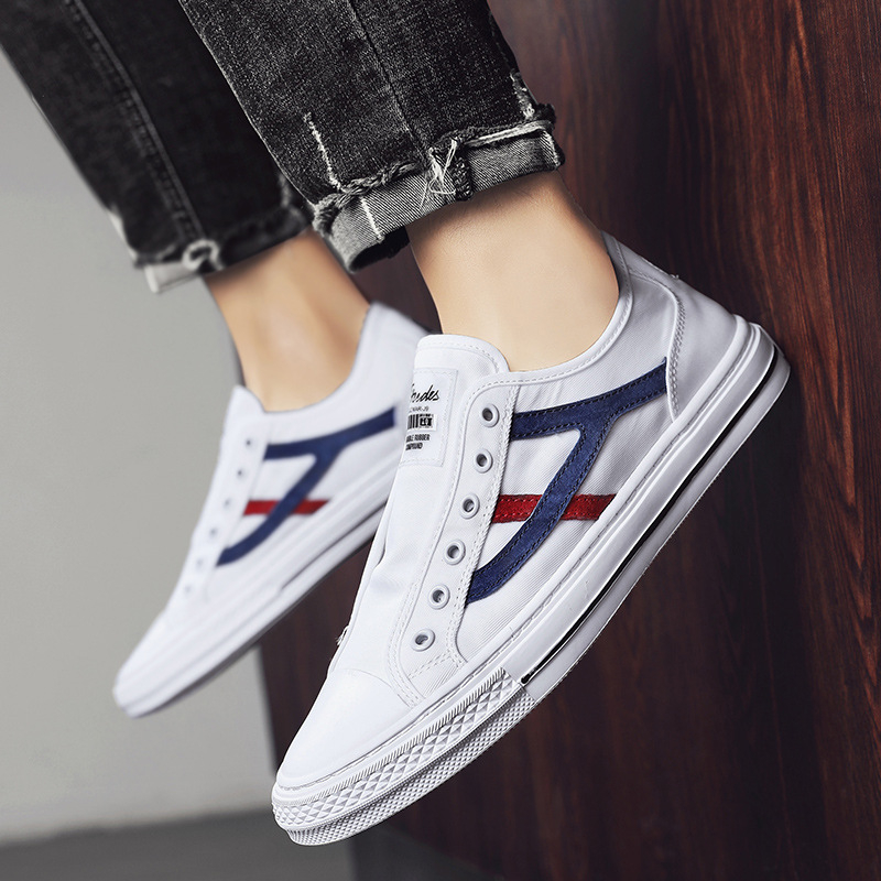 Muške slip-on tenisice s prugastim gornjim dijelom, platneni gornji dio, zaobljeni vrh, niska peta 1–3 cm, gumena potplata, prozračnost