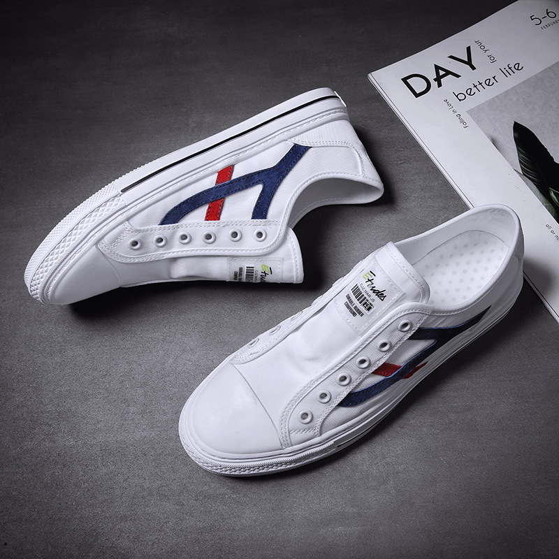 Muške slip-on tenisice s prugastim gornjim dijelom, platneni gornji dio, zaobljeni vrh, niska peta 1–3 cm, gumena potplata, prozračnost