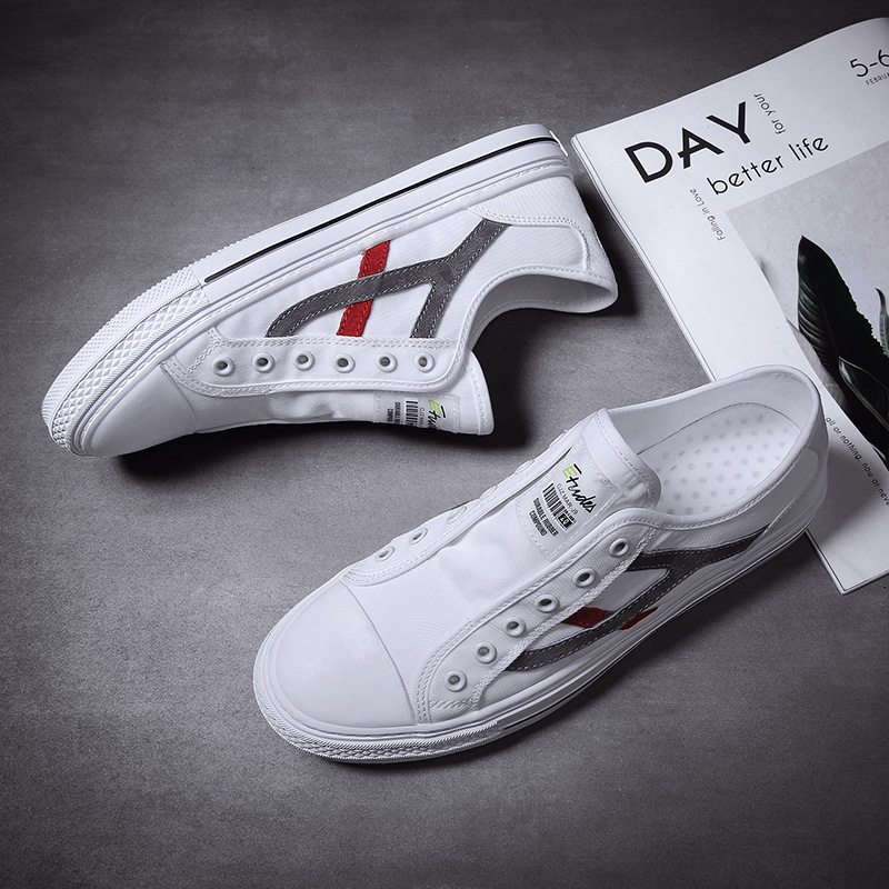 Muške slip-on tenisice s prugastim gornjim dijelom, platneni gornji dio, zaobljeni vrh, niska peta 1–3 cm, gumena potplata, prozračnost