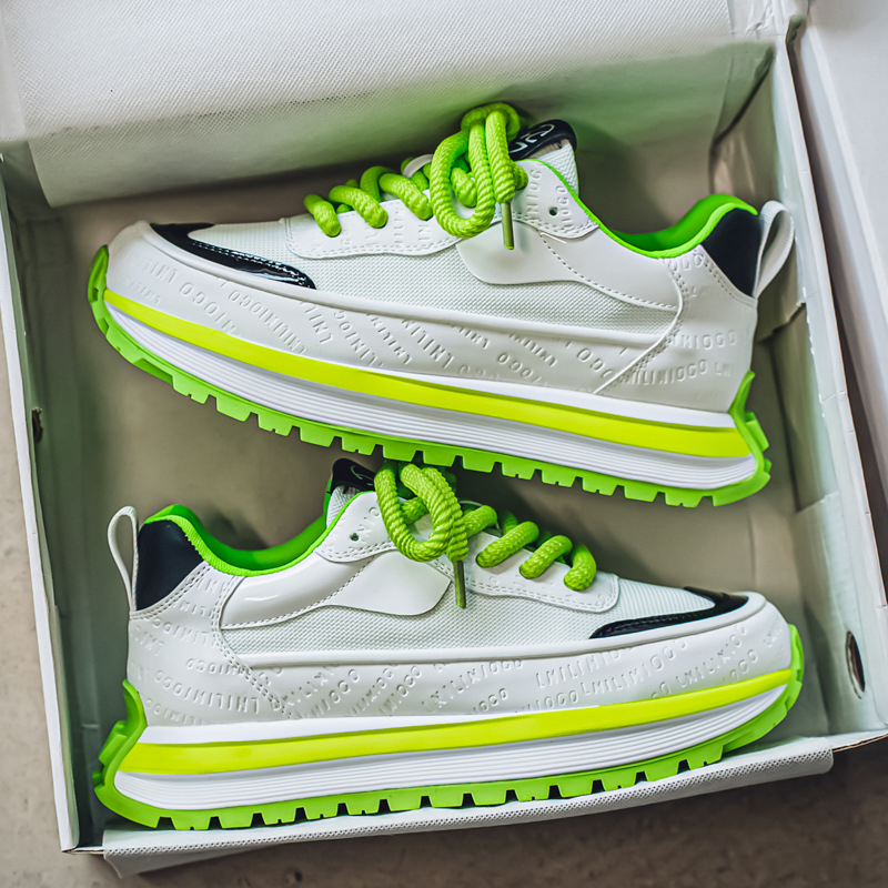 Férfiaknak szóló sportcipő, magasságot növelő vastag talppal, felső része műbőr, EVA belső talp, gumitalp, alacsony felső rész