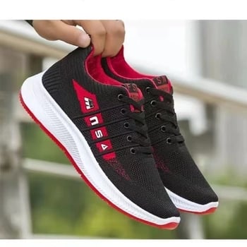 Férfiaknak tervezett könnyű, lélegző mindennapi futócipő, belső hálós anyag, alacsony felső rész, fűzők, PVC talp.