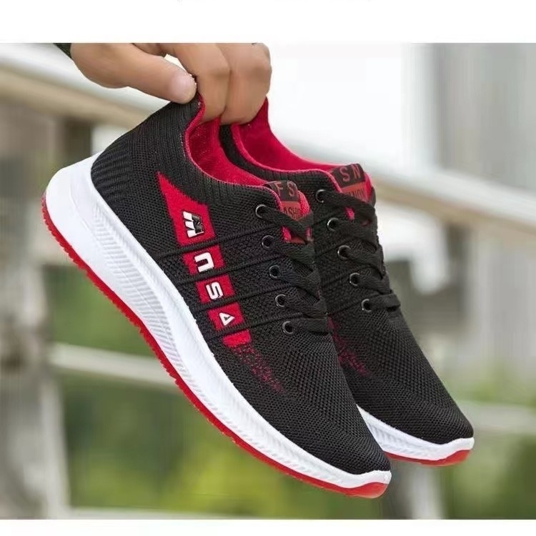 Férfiaknak tervezett könnyű, lélegző mindennapi futócipő, belső hálós anyag, alacsony felső rész, fűzők, PVC talp.