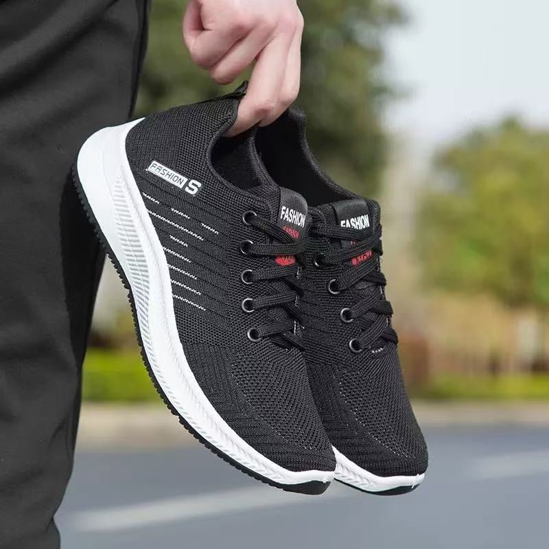 Férfiaknak tervezett könnyű, lélegző mindennapi futócipő, belső hálós anyag, alacsony felső rész, fűzők, PVC talp.
