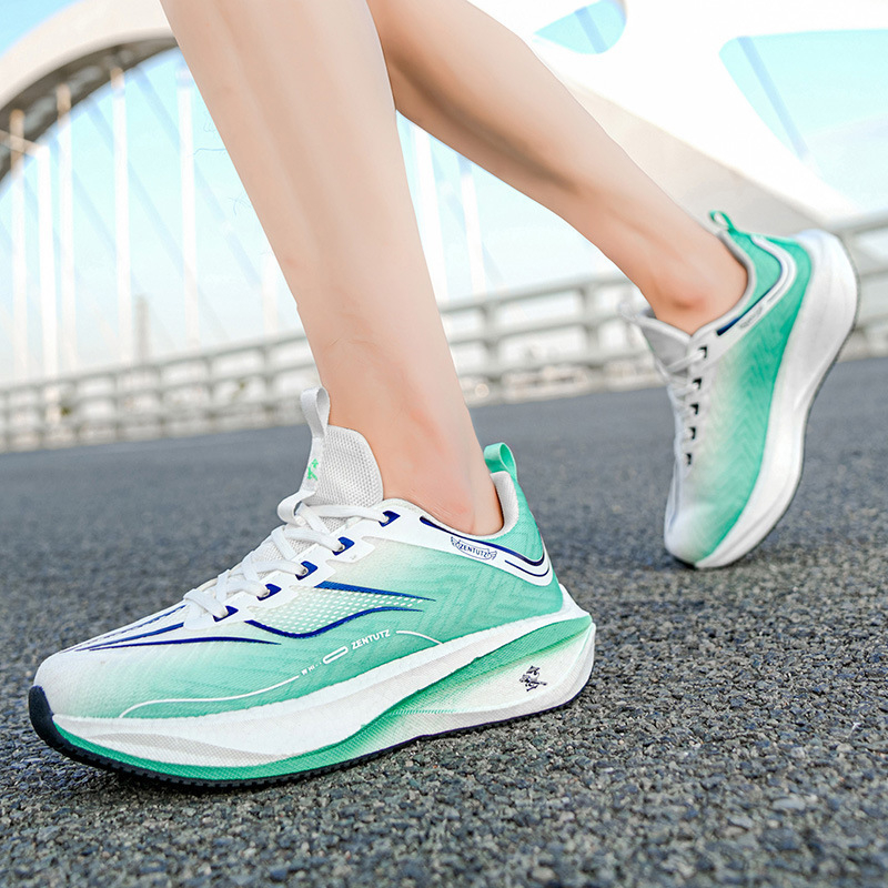 Adidași de alergare respirabili, partea superioară din plasă, profil redus, închidere cu șireturi, talpă groasă