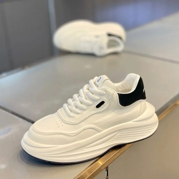 Loafers s prozračnim mrežastim gornjim dijelom, vezanje, šiljat vrh, gumena potplat – lagane svakodnevne cipele u stilu Dad Shoes