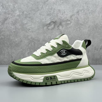 Férfi sportos-casual cipő bőr felsőrésszel, gumírozott külső talppal, fűzős zárással, vastag magasságot növelő talppal, hálós belsővel