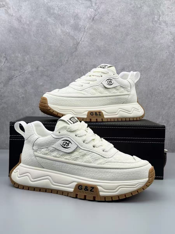 Férfi sportos-casual cipő bőr felsőrésszel, gumírozott külső talppal, fűzős zárással, vastag magasságot növelő talppal, hálós belsővel