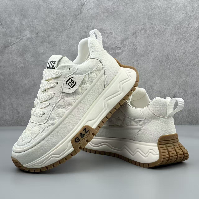 Férfi sportos-casual cipő bőr felsőrésszel, gumírozott külső talppal, fűzős zárással, vastag magasságot növelő talppal, hálós belsővel