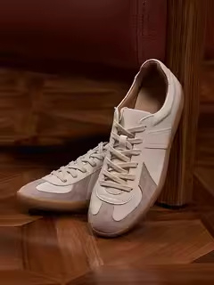 Férfi bőrből készült hétköznapi sportcipő, alacsony profilú, gumírozott talp, belső talp természetes bőrből, báránybőr bélés