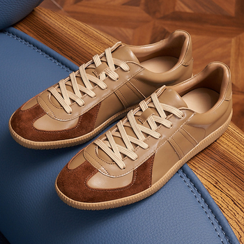 Férfi bőrből készült hétköznapi sportcipő, alacsony profilú, gumírozott talp, belső talp természetes bőrből, báránybőr bélés