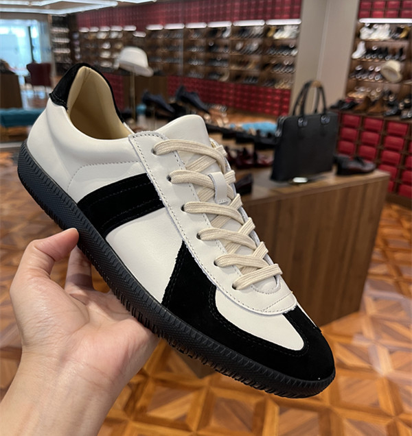 Férfi bőrből készült hétköznapi sportcipő, alacsony profilú, gumírozott talp, belső talp természetes bőrből, báránybőr bélés