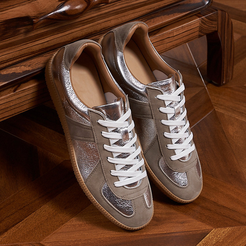 Férfi bőrből készült hétköznapi sportcipő, alacsony profilú, gumírozott talp, belső talp természetes bőrből, báránybőr bélés