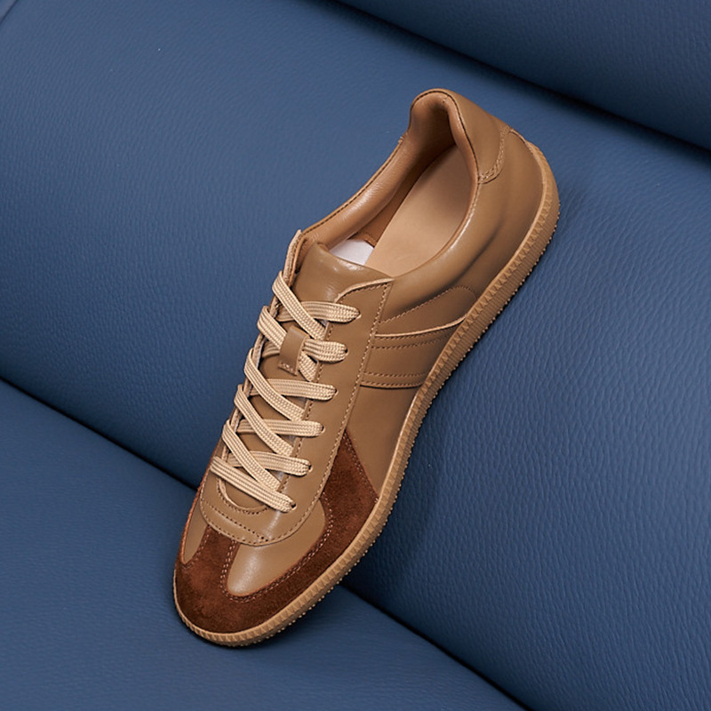 Férfi bőrből készült hétköznapi sportcipő, alacsony profilú, gumírozott talp, belső talp természetes bőrből, báránybőr bélés