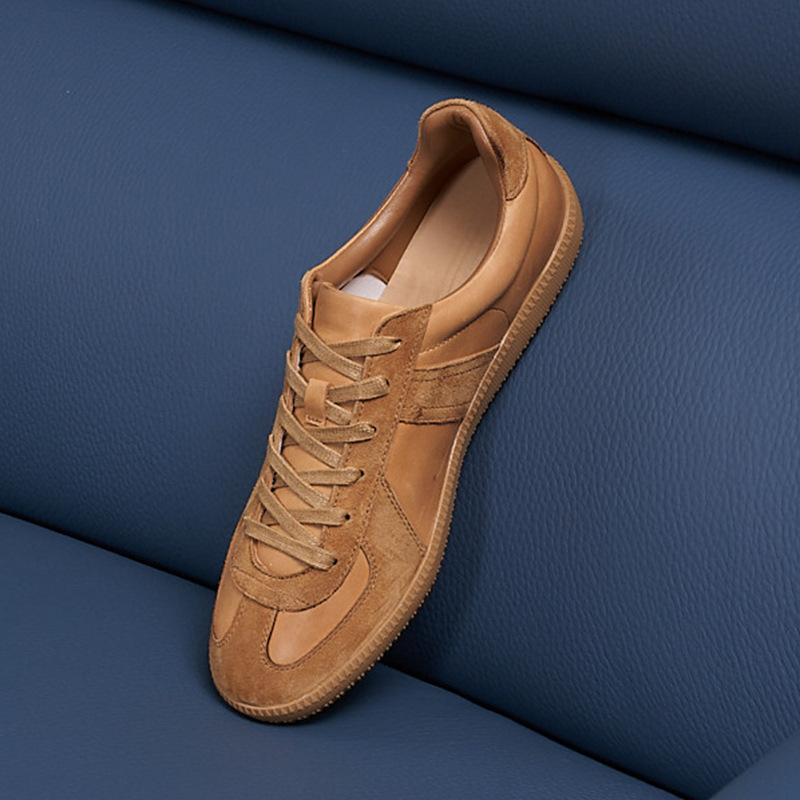 Férfi bőrből készült hétköznapi sportcipő, alacsony profilú, gumírozott talp, belső talp természetes bőrből, báránybőr bélés